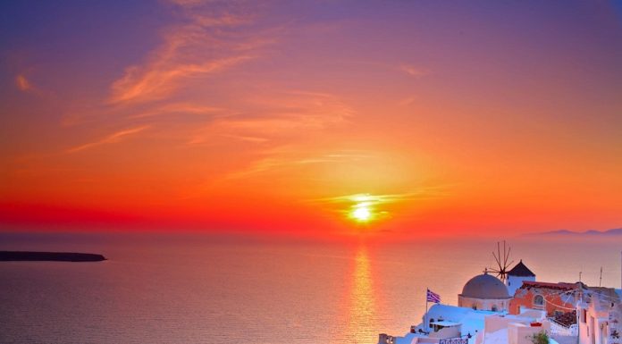 Discover the Most Magical Sunset in Santorini